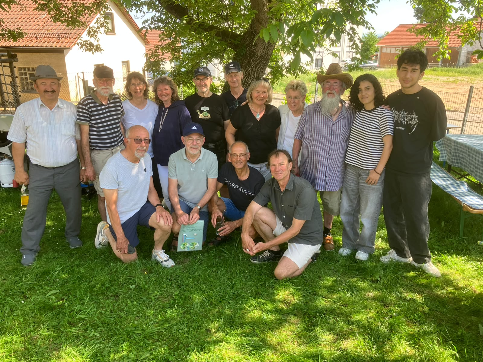 Gruppenfoto 10-J Jubiläum Fahrradwerkstatt